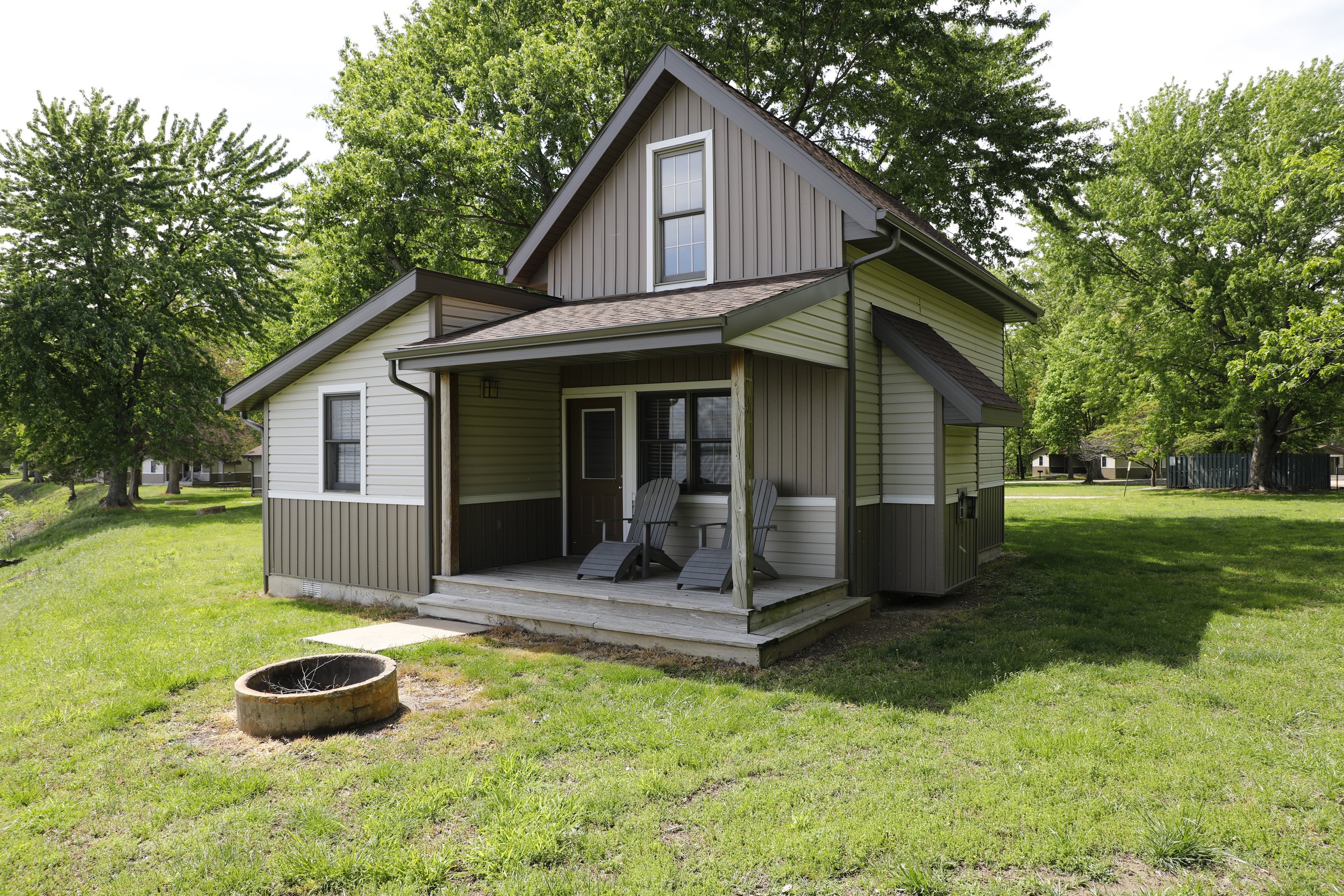 Pet-friendly accessible cottage near pavilion at Carlyle Lake Cottages